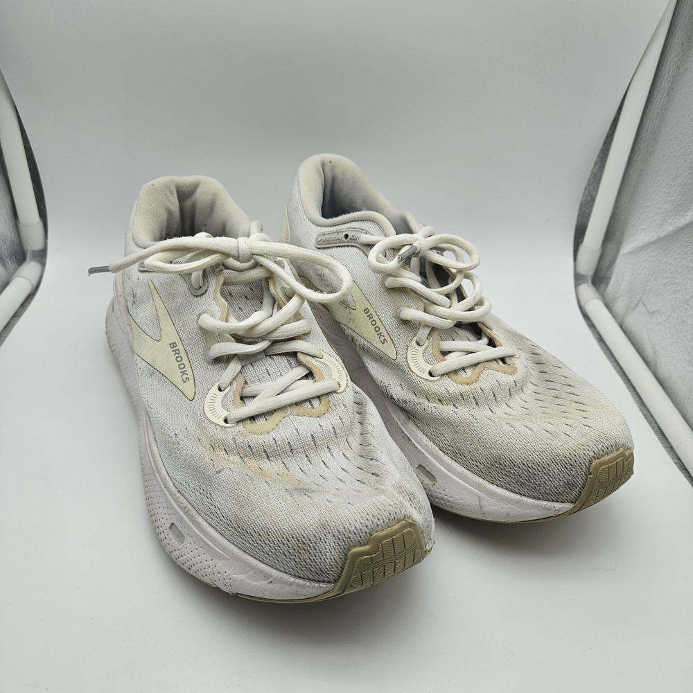 Brooks Ghost Max Womens Size 9.5 Cream White Athletic Running Shoes Sneakers